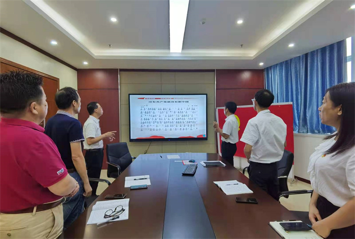 高唱《没有共产党就没有新中国》.jpg