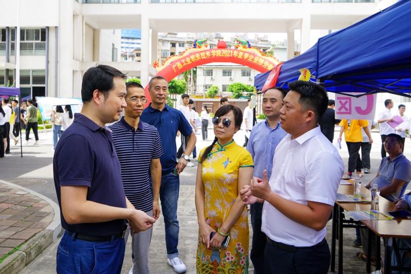 谭副校长与企业代表交谈.jpg