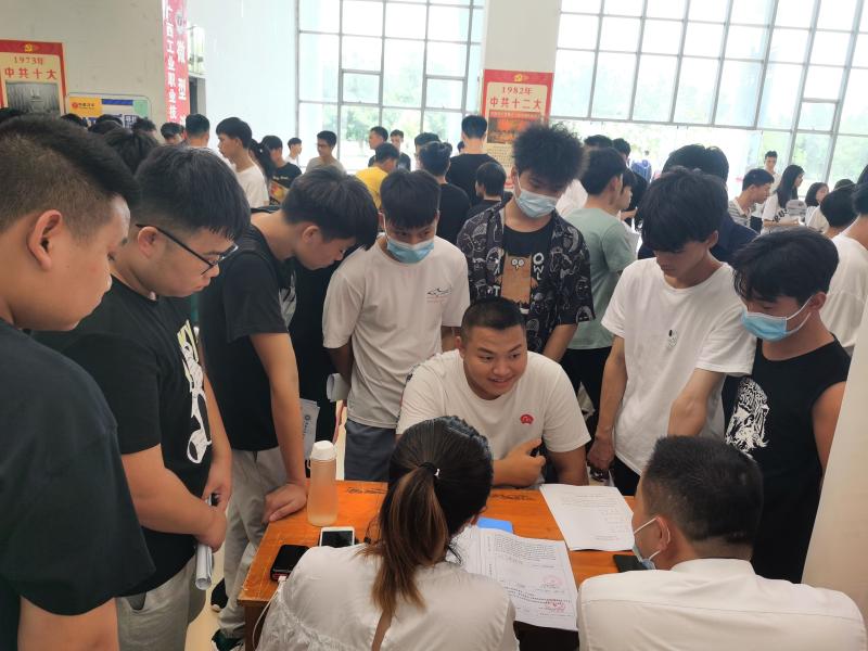 学生与企业面谈交流.jpg