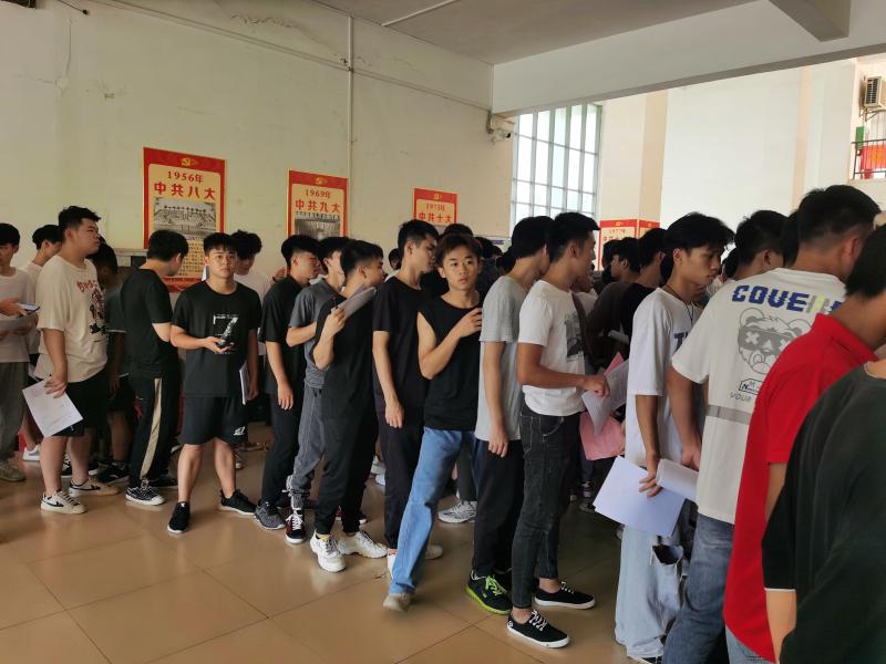 学生排队面试.jpg