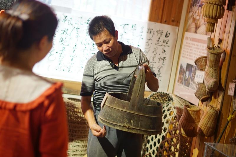 2-非遗技艺传承人杨似玉大师为同学们讲解老一辈打鱼木桶的制作.jpg