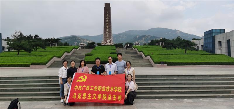 参观大青山胜利突围纪念馆.jpg