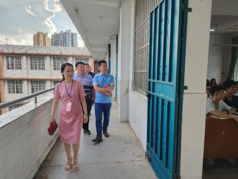 图2-王娟副校长在一校区检查课堂教学.png
