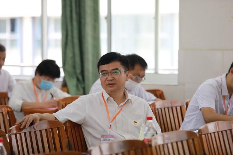 C:UserscfbDesktop\u90b1镇林校长参加分组讨论.jpg