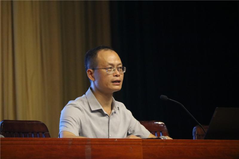 教务处副处长韦倾为学生解读学分制.jpg