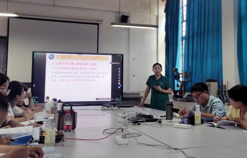 辅导员姚宣羽在分享（小图）.jpg