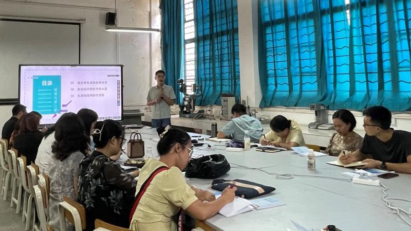 辅导员黄延恒在分享（小图）.jpg