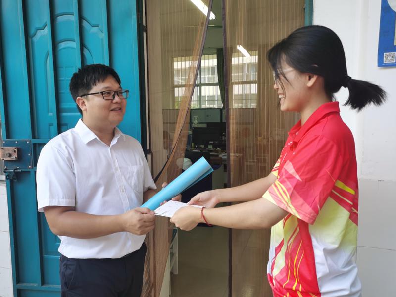 学生向老师赠送爱心贺卡（小图）.jpg