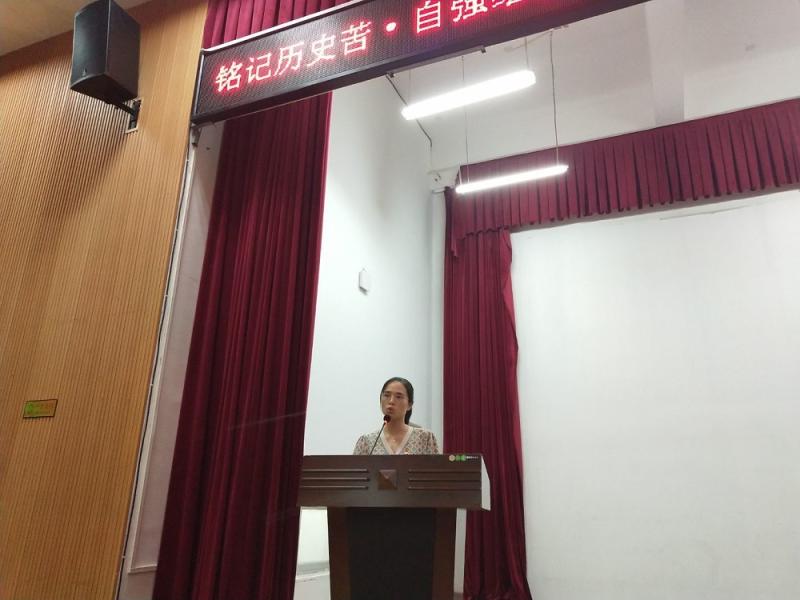 图1 覃翀颖老师主讲.jpg