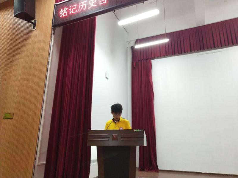 图2 学生党员陈婷同学领学.jpg