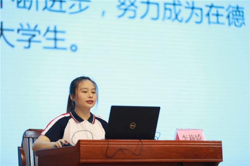 学生代表李莉娇同学作自我诊改报告.jpg