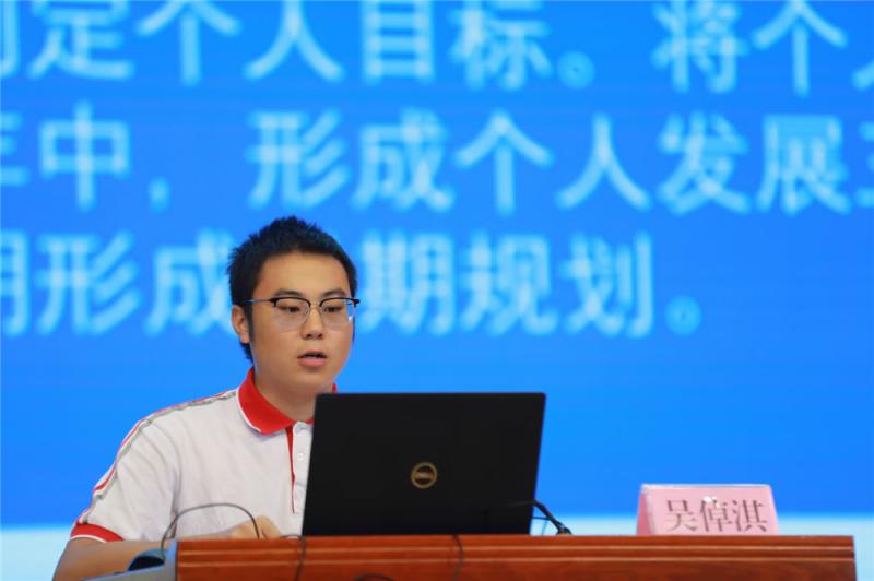 学生代表吴淖淇同学作自我诊改报告.jpg