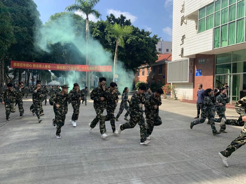 尹副校长现场指导本次应急疏散演练2.jpg
