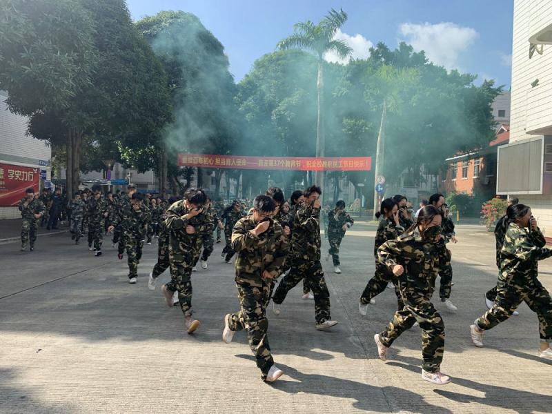 学生往空旷地带撤离现场.jpg