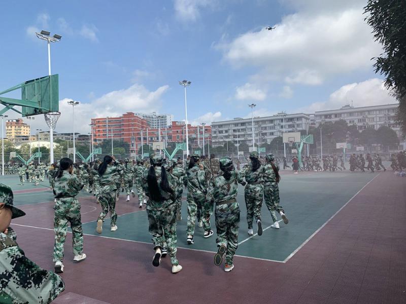 学生往球场撤离现场.jpg