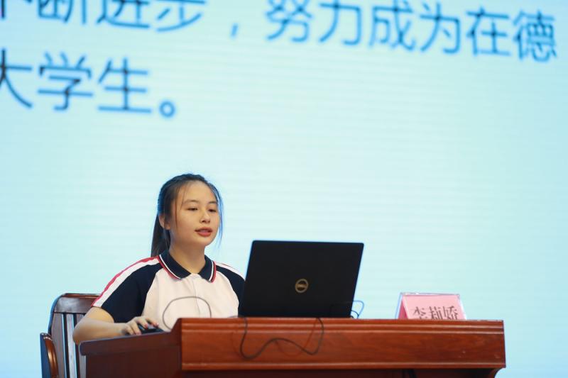 C:UsersAdministratorDesktop&#7;.学生代表李莉娇进行学生层面诊改汇报_副本.jpg