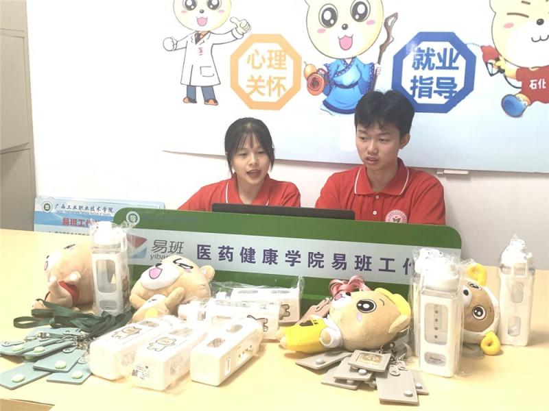 曾燕杏、黄福华同学读学生留言的家乡中秋风俗习惯.jpg