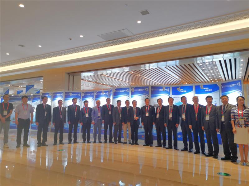 1.与会领导与部分获授牌院校代表合影留念.jpg