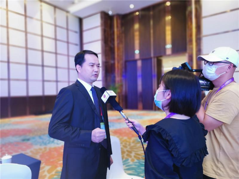 6.谭冠晖副校长接受媒体采访.jpg