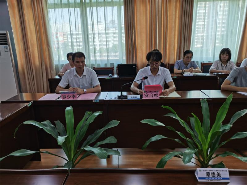 新教师代表发言.jpg