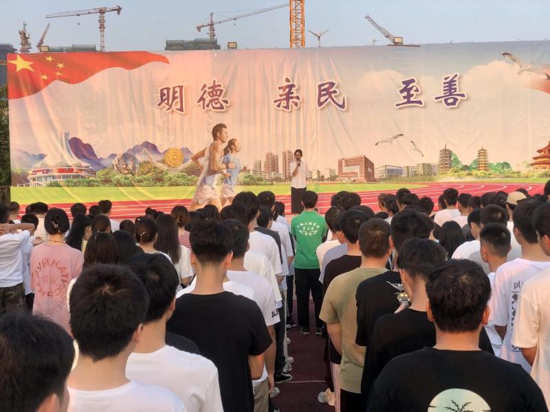 何老师做主题讲话.jpg