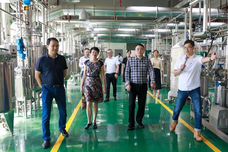 专家组实地考察学校创新创业实训基地.jpg