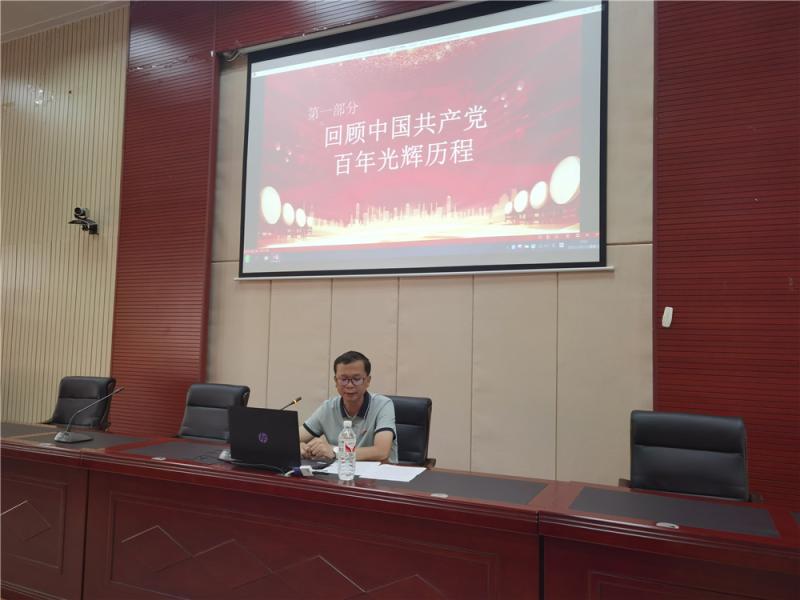 冯书记在上党课.jpg