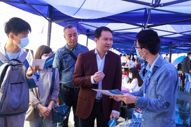 谭副校长与潮州三环公司招聘负责人交谈.jpg