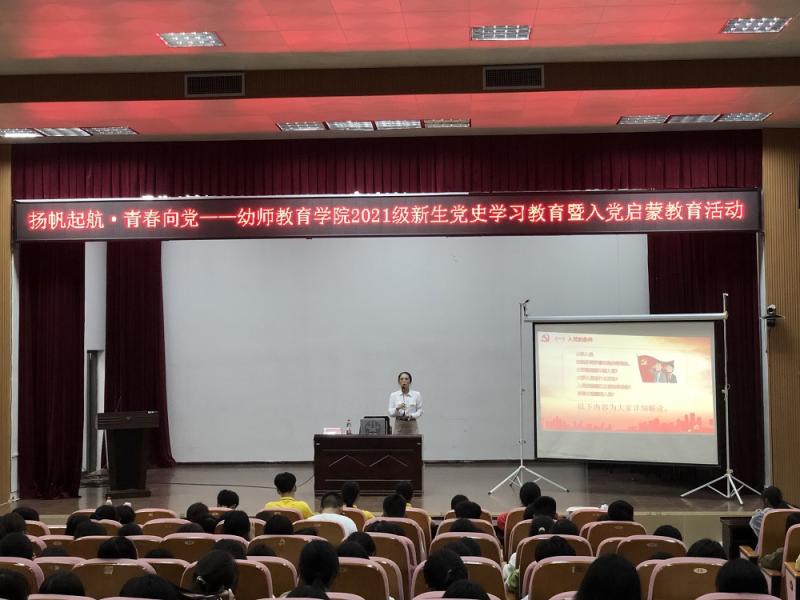 覃翀颖老师在讲课 - 小图.jpg
