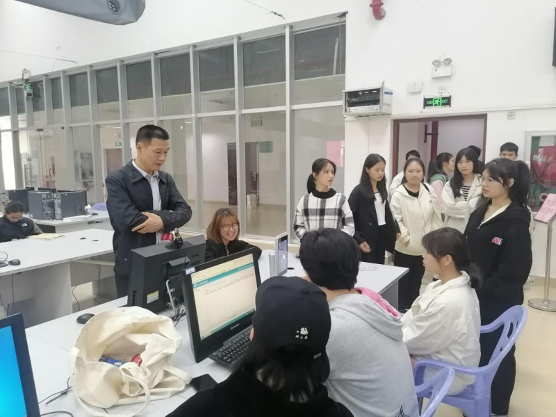 龚树强处长到广西工业技师学院指导开展学生三方验证工作.png