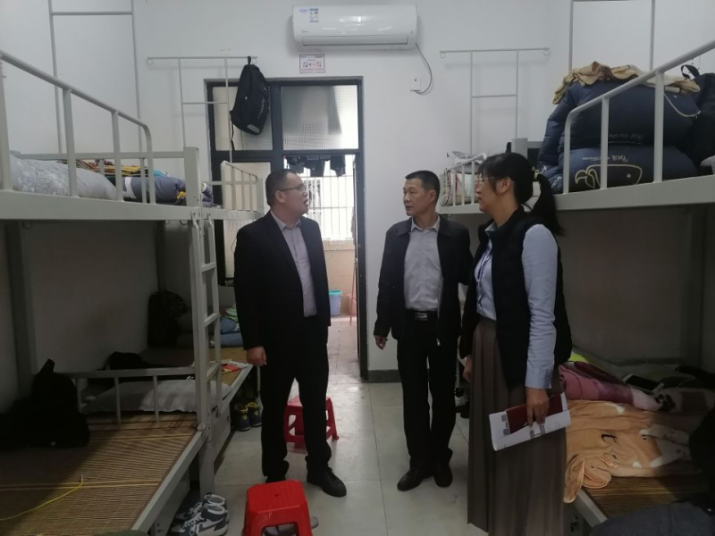 龚树强处长到广西工业技师学院走访学生宿舍.png