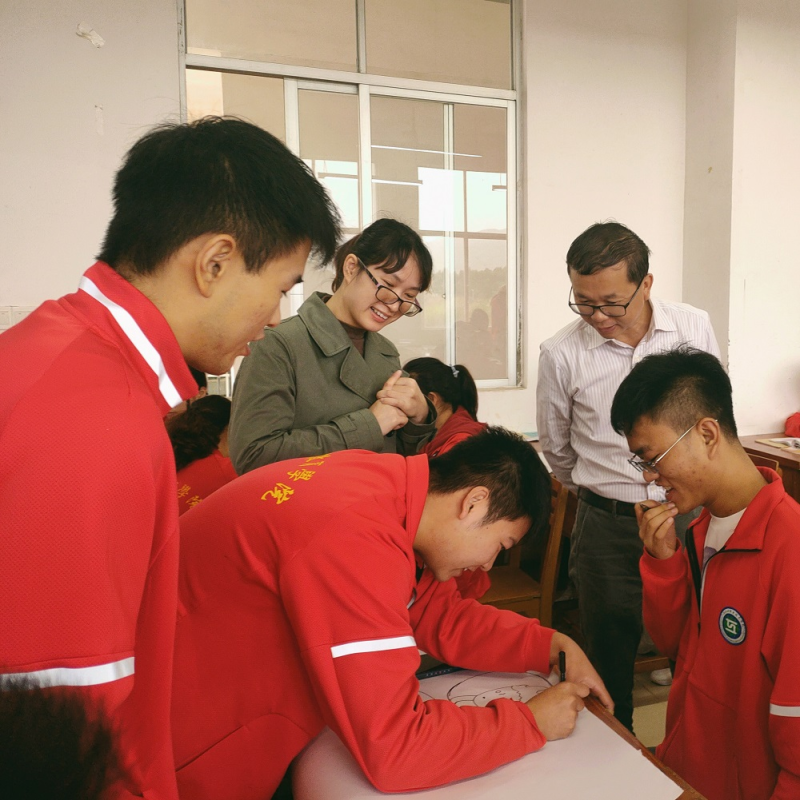 图4：冯书记与学生交流（小图）.png