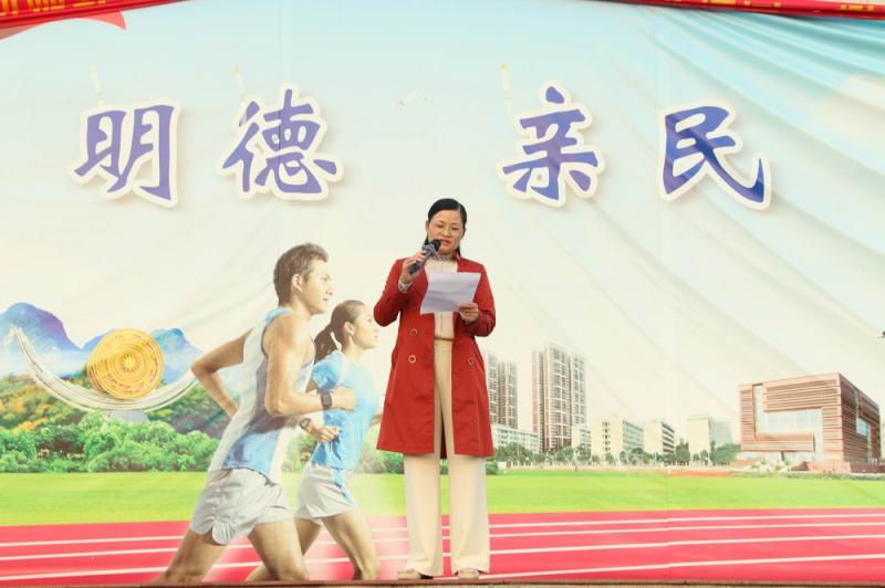 图二：李书记做国旗下的主题讲话.jpg