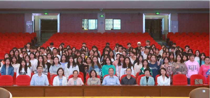 与专家合影.png