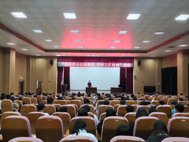甘礼宜老师正在进行讲座 - 修图.jpg