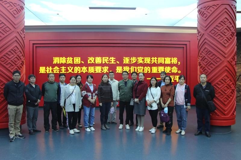 参观广西脱贫攻坚成就展合影.jpg