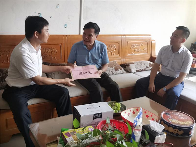 罗生芳副书记看望慰问退休老教师何保中.jpg