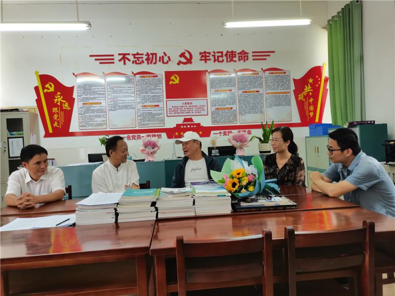 尹子云副校长看望慰问梁文老师.jpg