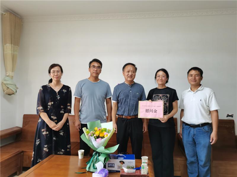 尹子云副校长看望慰问黄振德老师及其家人.jpg