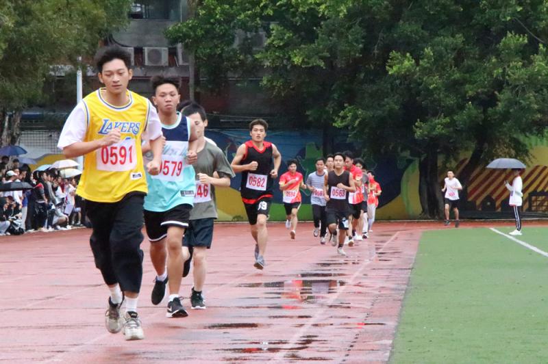 雨中奔跑的运动健儿们（小图）.jpg