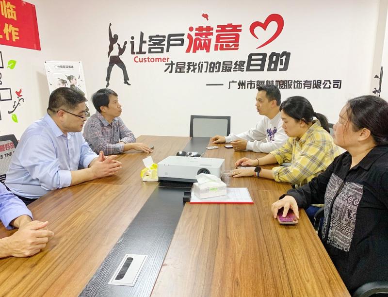 图2 商议学生劳动教育实践的相关事宜.jpg