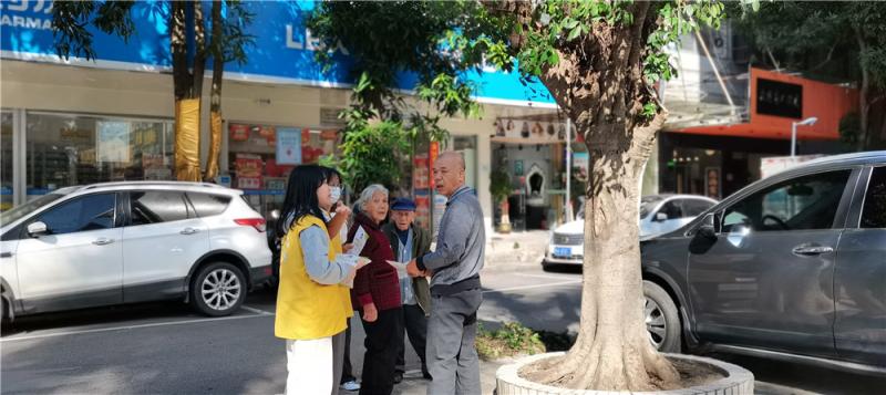发放健康知识宣传单.jpg