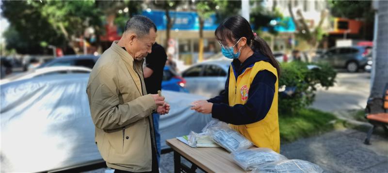 为居民讲解艾条、艾草包.jpg