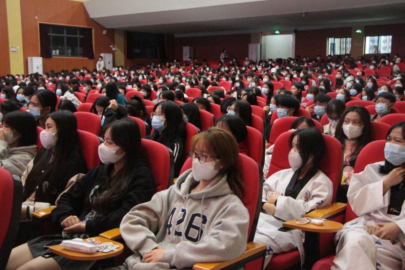 同学们认真听讲.jpg