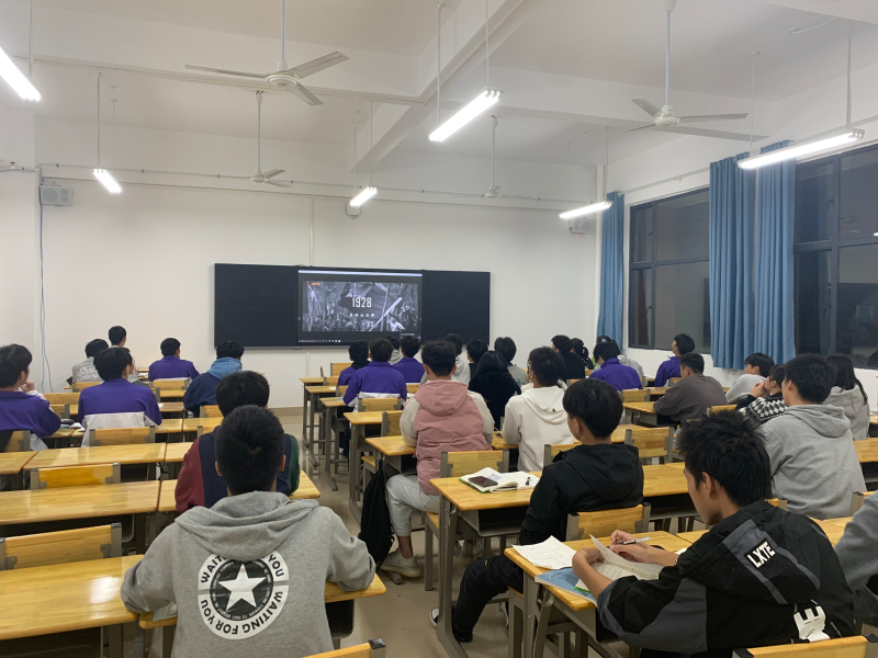 同学们观看短视频.png
