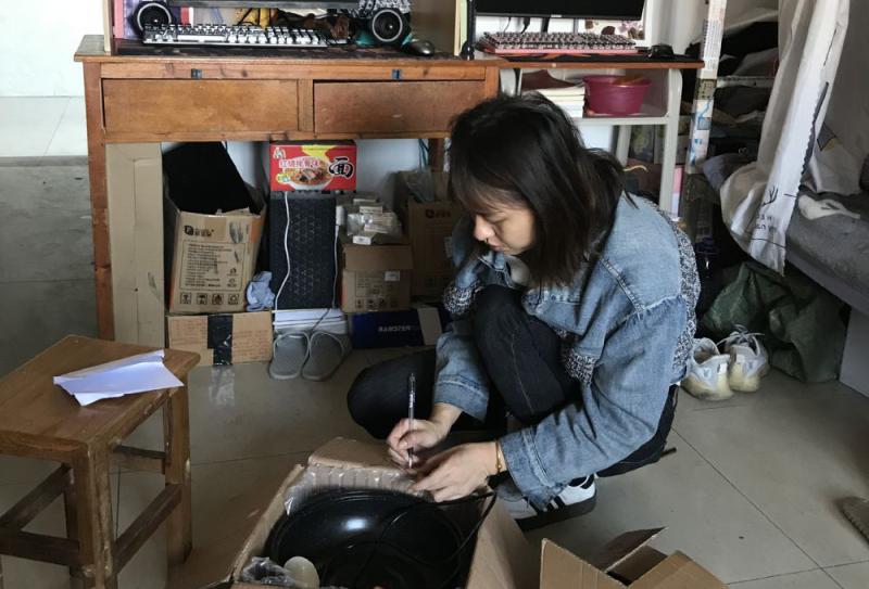 图2 检查小组查获违规电器.jpg