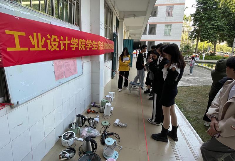 图3 违规电器警示教育活动.jpg