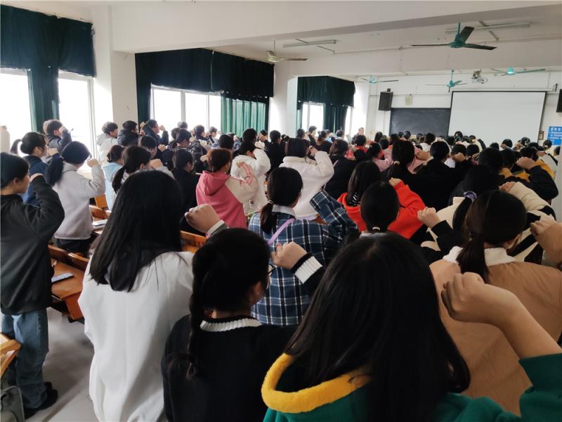 同学们宣誓中.jpg