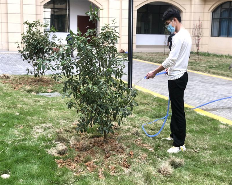 E:\u684c面&#130;20315党旗带团旗 携手添绿色———智能制造学院开展学雷锋义务植树活动&#130;20315党旗带团旗 携手添绿色———智能制造学院开展学雷锋义务植树活动\u4e3a新树苗浇水.jpg