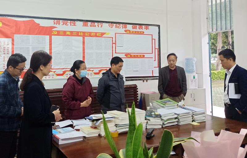 学校领导到工业设计学院走访调研
